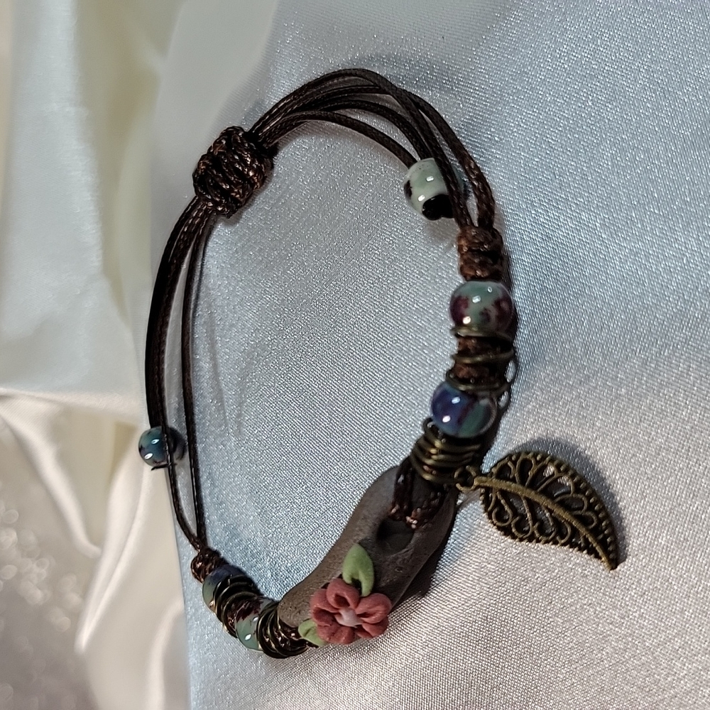 Hand-knotted Ceramic Floral Motif Adjustable Hemp Bracelet, adjustable - Picture 5 of 7